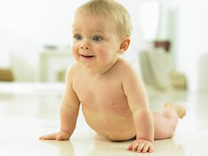 Как научить ребенка ползать?